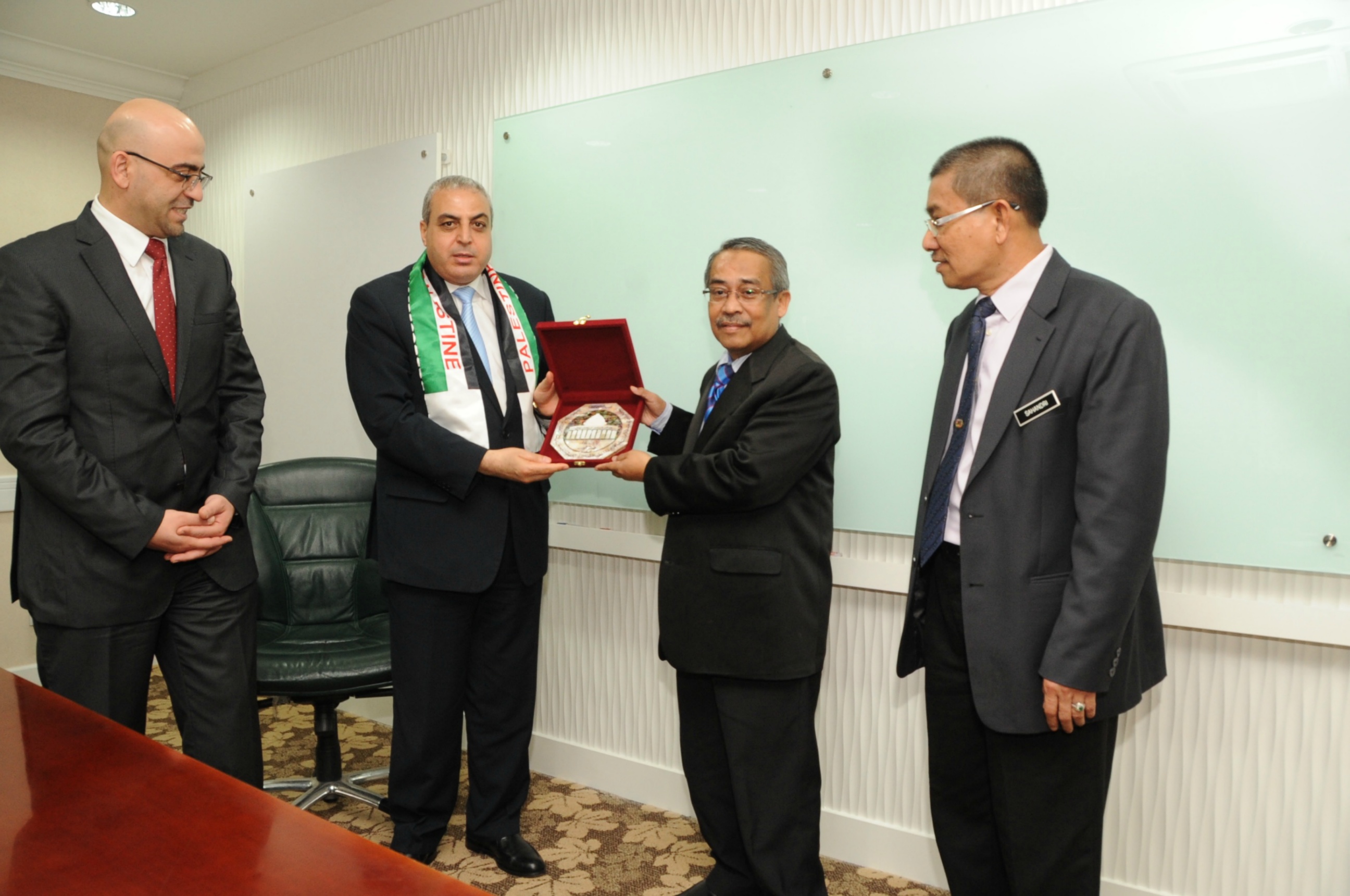 PRO 16 3 PALESTINEHAS 7705